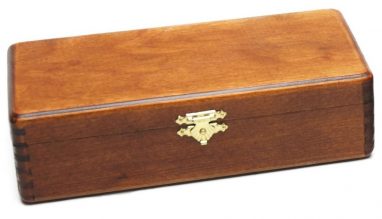 Pions en bois  pour jeu de dames dans une boîte en bois